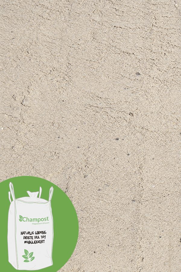 Havsand 0-2 mm 1 ton 2 <h3 data-start="173" data-end="243"><strong data-start="177" data-end="243">Havsand 0–2 mm – 1 ton – Naturlig strandsand – Gratis levering</strong></h3> <p data-start="245" data-end="435">Vores <strong data-start="251" data-end="269">Havsand 0–2 mm</strong> er en naturlig, vasket strandsand med en <strong data-start="311" data-end="335">fin og blød struktur</strong>, ideel til brug i <strong data-start="354" data-end="424">sandkasser, legeredskaber, stier og som fyld- eller afretningssand</strong> i haven.</p> <p data-start="437" data-end="705">Den lyse farve og fine kornstørrelse gør sandet <strong data-start="485" data-end="518">behageligt at lege i for børn</strong>, samtidig med at det <strong data-start="540" data-end="555">dræner godt</strong> og ikke klumper. Havsand kan også anvendes til <strong data-start="603" data-end="624">belægningsarbejde</strong>, <strong data-start="626" data-end="655">topdressing af græsplæner</strong> eller som <strong data-start="666" data-end="688">dekorativt element</strong> i havemiljøer.</p> Havsand 0-2 mm 1 ton