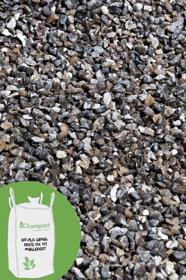 Kirkegårdssten gråmix 1ton 3 <h3 data-start="224" data-end="293"><strong data-start="228" data-end="293">Kirkegårdssten Gråmix 4–8 mm – Bigbag 1 ton – Gratis levering</strong></h3> <p data-start="295" data-end="498">De <strong data-start="298" data-end="323">danske kirkegårdssten</strong> er 100 % naturlige og udvundet fra danske grusgrave. Stenene har en <strong data-start="392" data-end="413">smuk grålig farve</strong> og en <strong data-start="420" data-end="443">blød, afrundet form</strong>, der skaber et <strong data-start="459" data-end="487">roligt og elegant udtryk</strong> i haven.</p> <p data-start="500" data-end="771">Med en kornstørrelse på <strong data-start="524" data-end="534">4–8 mm</strong> er kirkegårdsstenene ideelle til <strong data-start="568" data-end="612">gangstier, bede, gårdhaver og gravsteder</strong>. De små sten ligger let og løst på overfladen og giver et harmonisk og velplejet udseende, der passer perfekt sammen med havens øvrige naturlige materialer.</p> <p data-start="773" data-end="865">Den fine overflade gør det behageligt at gå på, og stenene kræver minimal vedligeholdelse.</p> <p data-start="867" data-end="961">Leveres i en <strong data-start="880" data-end="908">praktisk Bigbag på 1 ton</strong> – <strong data-start="911" data-end="958">med gratis levering direkte til din adresse</strong>.</p> Kirkegårdssten gråmix 1ton