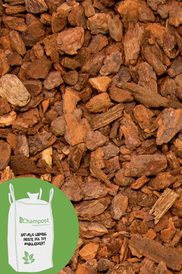 Pyntebark, 2500 l 15-25mm 3 <h3 data-start="178" data-end="253"><strong data-start="182" data-end="253">Pyntebark 2.500 liter – 15–25 mm – Rødbrun pinjebark – Gratis fragt</strong></h3> <p data-start="255" data-end="521">Giv haven et eksklusivt og velplejet udtryk med vores smukke <strong data-start="316" data-end="338">rødbrune pyntebark</strong> fra <strong data-start="343" data-end="371">sydeuropæiske pinjetræer</strong>. Barken er <strong data-start="383" data-end="400">dampbehandlet</strong>, hvilket gør den <strong data-start="418" data-end="450">fri for smådyr og ukrudtsfrø</strong>, og samtidig bevarer den sin flotte farve og friske duft i lang tid.</p> <p data-start="523" data-end="786"><strong data-start="523" data-end="536">Pyntebark</strong> anvendes til <strong data-start="550" data-end="600">afdækning i blomsterbede, under buske og træer</strong>, samt som <strong data-start="611" data-end="645">dekoration i krukker og potter</strong>. Et lag på ca. <strong data-start="661" data-end="669">8 cm</strong> minimerer ukrudt, <strong data-start="688" data-end="729">bevarer jordens fugtighed om sommeren</strong> og <strong data-start="733" data-end="783">beskytter planterødderne mod frost om vinteren</strong>.</p> <p data-start="788" data-end="923">Den <strong data-start="792" data-end="828">rødbrune farve og grove struktur</strong> (15–25 mm) giver et elegant og harmonisk udtryk, der fremhæver planternes naturlige skønhed.</p> <p data-start="925" data-end="1013">Leveres i en <strong data-start="938" data-end="963">Bigbag på 2.500 liter</strong> – <strong data-start="966" data-end="1010">med gratis fragt direkte til din adresse</strong>.</p> Pyntebark, 2500 l 15-25mm