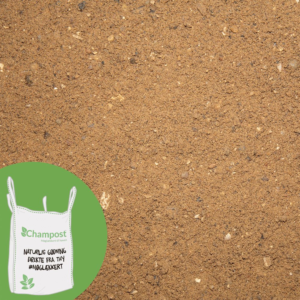 Murersand 0-4 mm 1 ton 3 <h3 data-start="223" data-end="280"><strong data-start="227" data-end="280">Murersand 0–4 mm – Bigbag 1 ton – Gratis levering</strong></h3> <p data-start="282" data-end="596"><strong data-start="282" data-end="304">Champost Murersand</strong> – også kendt som <strong data-start="322" data-end="334">støbemix</strong> – er en naturlig blanding af <strong data-start="364" data-end="384">sand og små sten</strong>, som gør den ideel til <strong data-start="408" data-end="446">blanding af mørtel, cement og puds</strong>. Den fine kornstørrelse på <strong data-start="474" data-end="484">0–4 mm</strong> sikrer en <strong data-start="495" data-end="534">jævn og let bearbejdelig konsistens</strong>, perfekt til både professionelle og private byggeprojekter.</p> <p data-start="598" data-end="782">Murersand bruges primært til <strong data-start="627" data-end="665">pudsning, støbning og murerarbejde</strong>, men kan også anvendes til småreparationer og finpudsning, hvor der stilles krav til et glat og ensartet resultat.</p> Murersand 0–4 mm