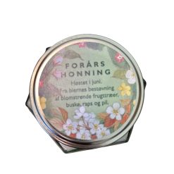 Forårshonning 450g i glas 7 Forårshonning 450g i glas Forårshonning er naturens delikate skat, der indfanger essensen af den blomstrende sæson. Vores Forårshonning fra de frodige marker og duftende skov i det smukke Allerød-område, hvor biernes flittige arbejde resulterer i denne delikate og fortryllende honningvariant. Hver dråbe af vores Forårshonning er en hyldest til den fornyende energi, som foråret bringer med sig. Den let gyldne farve og den delikate smag er et resultat af en harmonisk dans mellem bierne og de blomster, de besøger. Du vil hurtigt mærke forårssolen og de friske dufte, når du åbner vores honning. Vores biavlere har en dyb respekt for bierne og den rolle, de spiller i økosystemet. Derfor sørger vi for at indsamle vores honning på en bæredygtig måde, der bevarer biernes velvære og samtidig giver dig den fineste kvalitetshonning. Forårshonning 450g i glas - Billede 3