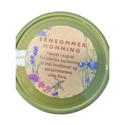 Sensommer Honning 450g i glas 7 Sensommer Honning 450g i glas Vores sensommerhonning er et vidunderligt produkt, der indfanger den sene sommers rige smagsnuancer. Bienerne har indsamlet nektar fra de sidste blomstrende planter, hvilket giver honningen en dyb, fyldig smag med nuancer af blomster og en let krydret tone. Den mørkere farve og mere komplekse smagsprofil gør den perfekt til at nyde på brød, i te eller som en naturlig sødning i dine opskrifter. Vores honning er ufiltreret og rå, så alle de gode egenskaber er bevaret. Oplev essensen af sensommeren i hver eneste skefuld. Sommer Honning