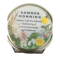 Sommer Honning 450g i glas 7 Sommer Honning 450g i glas 100% Dansk Honning Honningproduktionen i Allerød. Området er kendt for sin rige natur og frodige skovområder, som giver bierne en alsidig blomsterpalette at arbejde med. Honningproducenten i Allerød har en tradition for at producere honning af høj kvalitet. Deres bier er kendt for at producere honning med en unik smag, der afspejler det lokale økosystem og årstidens variationer. Producenten har mange forskellige honningtyper, herunder blomsterhonning, rapshonning. Alle disse honningtyper har deres egen karakteristiske smag og farve. Sommer Honning