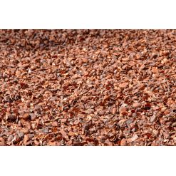 Kakao-flis - Palle - 42 poser á 50 liter 8 Kakao-flis - Palle - 42 poser á 50 liter Information om Kakao-Flis® Kakao-Flis® består af lette sprøde frøskaller fra kakaobønner, der er brugt til chokoladeproduktion i Europa. Skallerne er unikke, idet der ved vanding fremkommer en naturlig “lim” som binder dem sammen til en let, porøs skorpe, der limer sig til jorden og modstår blæst. Udover at være særdeles dekorativ, så hjælper Kakao-Flis® også med at holde ukrudt nede, hæmme dræbersnegle og forbedre jordens kvalitet. Samtidig virker flisen også isolerende, hvilket beskytter både nye og eksisterende planter mod frost. Flisen’s mørke brune farve danner en køn baggrund for bedenes blomster, især roser, stauder, og buske, omkring frugttræer, under hække og meget mere. Den holder godt på jordens fugtighed, og er derfor velegnet til vandingskrævende haver. Kakao-Flis