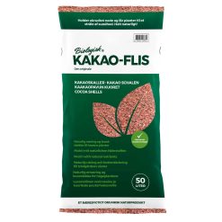 Kakao-flis - Palle - 42 poser á 50 liter 10 Kakao-flis - Palle - 42 poser á 50 liter Information om Kakao-Flis® Kakao-Flis® består af lette sprøde frøskaller fra kakaobønner, der er brugt til chokoladeproduktion i Europa. Skallerne er unikke, idet der ved vanding fremkommer en naturlig “lim” som binder dem sammen til en let, porøs skorpe, der limer sig til jorden og modstår blæst. Udover at være særdeles dekorativ, så hjælper Kakao-Flis® også med at holde ukrudt nede, hæmme dræbersnegle og forbedre jordens kvalitet. Samtidig virker flisen også isolerende, hvilket beskytter både nye og eksisterende planter mod frost. Flisen’s mørke brune farve danner en køn baggrund for bedenes blomster, især roser, stauder, og buske, omkring frugttræer, under hække og meget mere. Den holder godt på jordens fugtighed, og er derfor velegnet til vandingskrævende haver. Kakao-Flis