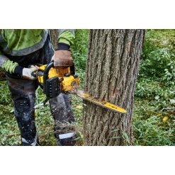 54V XR KÆDESAV 45CM 1X9AH 16 <h3 data-start="66" data-end="167">54V XR KÆDESAV 45CM 1X9AH</h3> <p data-start="66" data-end="167"><strong data-start="66" data-end="167">DEWALT DCMCS574X1 54V XR FlexVolt kædesav med 9,0Ah batteri – maksimal kraft til krævende opgaver</strong></p> <p data-start="169" data-end="441">DEWALT DCMCS574X1 er en kraftfuld og professionel kædesav i 54V XR FlexVolt-serien, designet til krævende skæreopgaver, hvor høj ydeevne og driftssikkerhed er afgørende. Med et langt 45 cm sværd er denne sav ideel til både fældning, opskæring af træ og større haveopgaver.</p> <p data-start="443" data-end="690">Den avancerede kulløse motor leverer imponerende kraft og sikrer samtidig længere driftstid og levetid. Sammen med det medfølgende 9,0Ah FlexVolt-batteri får du en stærk og effektiv løsning, der kan klare selv de mest krævende opgaver uden besvær.</p> <p data-start="692" data-end="918">Kædesaven er udviklet med fokus på både komfort og sikkerhed. Det ergonomiske design og velafbalancerede greb giver optimal kontrol under arbejdet, mens kædebremse og robuste komponenter bidrager til en sikker brugeroplevelse.</p> <p data-start="920" data-end="1092">Den batteridrevne løsning giver dig fuld bevægelsesfrihed uden behov for benzin eller ledninger – samtidig med at du får en mere støjsvag og vedligeholdelsesvenlig maskine.</p> 54V XR KÆDESAV 45CM 1X9AH