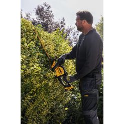 DW 18V 60CM 25MM HÆKKEKLIPPER 1X5AH 16 <p data-start="94" data-end="193"><strong data-start="94" data-end="193">DEWALT DCMHT567P1-QW 18V XR hækkeklipper med 5,0Ah batteri – klar til brug med maksimal ydeevne</strong></p> <p data-start="195" data-end="500">DEWALT DCMHT567P1-QW er en kraftfuld og driftssikker 18V XR hækkeklipper, der leveres komplet med et 5,0Ah batteri og lader, så du kan komme i gang med det samme. Maskinen er udviklet til både krævende haveejere og professionelle, der ønsker effektiv klipning kombineret med høj komfort og lang driftstid.</p> <p data-start="502" data-end="767">Den lange 60 cm klinge gør det nemt at arbejde hurtigt og præcist på både små og store hække. Samtidig sikrer den kraftige kulløse motor en stabil ydelse, lavere energiforbrug og en markant længere levetid, hvilket gør maskinen til en pålidelig løsning år efter år.</p> <p data-start="769" data-end="1005">Med en klippekapacitet på op til 25 mm klarer hækkeklipperen uden problemer både fine grene og kraftigere vækst. Det ergonomiske design og det velafbalancerede greb giver optimal kontrol og reducerer træthed, selv ved længere tids brug.</p> <p data-start="1007" data-end="1173">Det medfølgende 5,0Ah batteri giver lang arbejdstid pr. opladning, hvilket gør maskinen særligt velegnet til større opgaver, hvor der er behov for kontinuerlig drift.</p> DW 18V 60CM 25MM HÆKKEKLIPPER 1X5AH