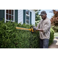 54V XR FV HÆKKEKLIPPER65CM 31MM1X9AH 22 <h3 data-start="62" data-end="171">54V XR FV HÆKKEKLIPPER65CM 31MM1X9AH</h3> <p data-start="62" data-end="171"><strong data-start="62" data-end="171">DEWALT DCMHT573X1-QW 54V XR FlexVolt hækkeklipper med 9,0Ah batteri – maksimal kraft til krævende opgaver</strong></p> <p data-start="173" data-end="482">DEWALT DCMHT573X1-QW er en professionel hækkeklipper i absolut topklasse, udviklet til dig der ikke vil gå på kompromis med hverken kraft, rækkevidde eller komfort. Med det avancerede 54V XR FlexVolt-system får du markant mere power end traditionelle 18V maskiner – perfekt til store, tætte og krævende hække.</p> <p data-start="484" data-end="751">Den lange 65 cm klinge sikrer hurtig og ensartet klipning over større områder, mens den effektive kulløse motor leverer konstant høj ydelse, længere driftstid og minimal vedligeholdelse. Kombinationen gør maskinen ideel til både professionelle og ambitiøse haveejere.</p> <p data-start="753" data-end="1039">Hækkeklipperen er designet med fokus på komfort og kontrol. Det ergonomiske greb og den bløde aftrækker (soft trigger) giver en mere præcis og behagelig brugeroplevelse – selv ved længere arbejdsopgaver. Den solide konstruktion og gode balance gør arbejdet både lettere og mere sikkert.</p> <p data-start="1041" data-end="1193">Det medfølgende 9,0Ah FlexVolt-batteri sikrer lang driftstid og maksimal udnyttelse af maskinens kraft, så du kan arbejde effektivt uden hyppige pauser.</p> DW 18V 60CM 25MM HÆKKEKLIPPER 1X5AH