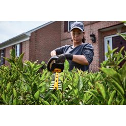 54V XR FV HÆKKEKLIPPER65CM 31MM1X9AH 26 <h3 data-start="62" data-end="171">54V XR FV HÆKKEKLIPPER65CM 31MM1X9AH</h3> <p data-start="62" data-end="171"><strong data-start="62" data-end="171">DEWALT DCMHT573X1-QW 54V XR FlexVolt hækkeklipper med 9,0Ah batteri – maksimal kraft til krævende opgaver</strong></p> <p data-start="173" data-end="482">DEWALT DCMHT573X1-QW er en professionel hækkeklipper i absolut topklasse, udviklet til dig der ikke vil gå på kompromis med hverken kraft, rækkevidde eller komfort. Med det avancerede 54V XR FlexVolt-system får du markant mere power end traditionelle 18V maskiner – perfekt til store, tætte og krævende hække.</p> <p data-start="484" data-end="751">Den lange 65 cm klinge sikrer hurtig og ensartet klipning over større områder, mens den effektive kulløse motor leverer konstant høj ydelse, længere driftstid og minimal vedligeholdelse. Kombinationen gør maskinen ideel til både professionelle og ambitiøse haveejere.</p> <p data-start="753" data-end="1039">Hækkeklipperen er designet med fokus på komfort og kontrol. Det ergonomiske greb og den bløde aftrækker (soft trigger) giver en mere præcis og behagelig brugeroplevelse – selv ved længere arbejdsopgaver. Den solide konstruktion og gode balance gør arbejdet både lettere og mere sikkert.</p> <p data-start="1041" data-end="1193">Det medfølgende 9,0Ah FlexVolt-batteri sikrer lang driftstid og maksimal udnyttelse af maskinens kraft, så du kan arbejde effektivt uden hyppige pauser.</p> DW 18V 60CM 25MM HÆKKEKLIPPER 1X5AH