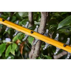 54V XR FV HÆKKEKLIPPER65CM 31MM1X9AH 27 <h3 data-start="62" data-end="171">54V XR FV HÆKKEKLIPPER65CM 31MM1X9AH</h3> <p data-start="62" data-end="171"><strong data-start="62" data-end="171">DEWALT DCMHT573X1-QW 54V XR FlexVolt hækkeklipper med 9,0Ah batteri – maksimal kraft til krævende opgaver</strong></p> <p data-start="173" data-end="482">DEWALT DCMHT573X1-QW er en professionel hækkeklipper i absolut topklasse, udviklet til dig der ikke vil gå på kompromis med hverken kraft, rækkevidde eller komfort. Med det avancerede 54V XR FlexVolt-system får du markant mere power end traditionelle 18V maskiner – perfekt til store, tætte og krævende hække.</p> <p data-start="484" data-end="751">Den lange 65 cm klinge sikrer hurtig og ensartet klipning over større områder, mens den effektive kulløse motor leverer konstant høj ydelse, længere driftstid og minimal vedligeholdelse. Kombinationen gør maskinen ideel til både professionelle og ambitiøse haveejere.</p> <p data-start="753" data-end="1039">Hækkeklipperen er designet med fokus på komfort og kontrol. Det ergonomiske greb og den bløde aftrækker (soft trigger) giver en mere præcis og behagelig brugeroplevelse – selv ved længere arbejdsopgaver. Den solide konstruktion og gode balance gør arbejdet både lettere og mere sikkert.</p> <p data-start="1041" data-end="1193">Det medfølgende 9,0Ah FlexVolt-batteri sikrer lang driftstid og maksimal udnyttelse af maskinens kraft, så du kan arbejde effektivt uden hyppige pauser.</p> DW 18V 60CM 25MM HÆKKEKLIPPER 1X5AH