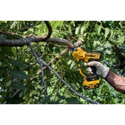 18V GRENSAKS 1 X 5.0AH 12 <h3 data-start="66" data-end="160">18V GRENSAKS 1 X 5.0AH</h3> <p data-start="66" data-end="160"><strong data-start="66" data-end="160">DEWALT DCMPP568D1-QW 18V XR grensaks med 2,0Ah batteri – effektiv, præcis og klar til brug</strong></p> <p data-start="162" data-end="436">DEWALT DCMPP568D1-QW er en kraftfuld og brugervenlig batteridrevet grensaks, der gør beskæringsarbejde hurtigt, nemt og skånsomt for kroppen. Den leveres komplet med et 2,0Ah batteri, så du kan komme i gang med det samme – ideel til både haveejere og professionelle brugere.</p> <p data-start="438" data-end="704">Med en imponerende klippekapacitet på op til 38 mm klarer grensaksen uden problemer både mindre grene og kraftigere beskæring i buske, træer og vinranker. De skarpe, præcisionsslebne klinger sikrer rene snit, som er skånsomme for planterne og giver et flot resultat.</p> <p data-start="706" data-end="959">Maskinen er designet med fokus på komfort og kontrol. Det ergonomiske greb og den lette konstruktion gør den behagelig at arbejde med – selv over længere tid. Den følsomme aftrækker kræver minimal kraft, hvilket reducerer belastningen på hånd og fingre.</p> <p data-start="961" data-end="1186">Sikkerheden er også i top med dobbelt aftrækker, som forhindrer utilsigtet aktivering. Samtidig sikrer den non-stick belagte klinge en glidende klipning og reducerer ophobning af harpiks og snavs, hvilket forlænger levetiden.</p> <p data-start="1188" data-end="1316">Det integrerede LED-arbejdslys giver bedre synlighed, så du kan arbejde præcist – også i tætte buske eller ved dårlig belysning.</p> 18V GRENSAKS 1 X 5.0AH
