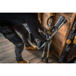 18V XR KÆDESAV M/FORLÆNGER 1X5AH 58 <h3 data-start="66" data-end="163">18V XR KÆDESAV M/FORLÆNGER 1X5AH</h3> <p data-start="66" data-end="163"><strong data-start="66" data-end="163">DEWALT DCMPS567P1-QW 18V XR kædesav med forlængerskaft – maksimal rækkevidde og klar til brug</strong></p> <p data-start="165" data-end="382">DEWALT DCMPS567P1-QW er en kraftfuld og fleksibel stangkædesav, der gør det nemt at beskære grene i højden – uden brug af stige. Den leveres komplet med et 5,0Ah batteri og lader, så du kan komme i gang med det samme.</p> <p data-start="384" data-end="678">Med et forlængerskaft på op til ca. 3 meter og en rækkevidde på op til omkring 4–4,5 meter (afhængigt af bruger), får du optimal adgang til højtliggende grene. Det vinklede savhoved giver bedre kontrol og præcision ved arbejde over hovedhøjde, hvilket gør arbejdet både lettere og mere sikkert.</p> <p data-start="680" data-end="882">Den effektive kulløse motor sikrer høj ydeevne, længere driftstid og øget levetid. Samtidig sørger den automatiske kædesmøring for jævn drift og reduceret vedligeholdelse, så du kan fokusere på opgaven.</p> <p data-start="884" data-end="1026">Det lette og robuste aluminiumskaft samt den velafbalancerede konstruktion gør maskinen behagelig at arbejde med – selv ved længere tids brug.</p> 18V XR KÆDESAV M/FORLÆNGER 1X5AH