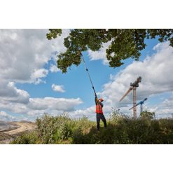 18V XR KÆDESAV M/FORLÆNGER 1X5AH 42 <h3 data-start="66" data-end="163">18V XR KÆDESAV M/FORLÆNGER 1X5AH</h3> <p data-start="66" data-end="163"><strong data-start="66" data-end="163">DEWALT DCMPS567P1-QW 18V XR kædesav med forlængerskaft – maksimal rækkevidde og klar til brug</strong></p> <p data-start="165" data-end="382">DEWALT DCMPS567P1-QW er en kraftfuld og fleksibel stangkædesav, der gør det nemt at beskære grene i højden – uden brug af stige. Den leveres komplet med et 5,0Ah batteri og lader, så du kan komme i gang med det samme.</p> <p data-start="384" data-end="678">Med et forlængerskaft på op til ca. 3 meter og en rækkevidde på op til omkring 4–4,5 meter (afhængigt af bruger), får du optimal adgang til højtliggende grene. Det vinklede savhoved giver bedre kontrol og præcision ved arbejde over hovedhøjde, hvilket gør arbejdet både lettere og mere sikkert.</p> <p data-start="680" data-end="882">Den effektive kulløse motor sikrer høj ydeevne, længere driftstid og øget levetid. Samtidig sørger den automatiske kædesmøring for jævn drift og reduceret vedligeholdelse, så du kan fokusere på opgaven.</p> <p data-start="884" data-end="1026">Det lette og robuste aluminiumskaft samt den velafbalancerede konstruktion gør maskinen behagelig at arbejde med – selv ved længere tids brug.</p> 18V XR KÆDESAV M/FORLÆNGER 1X5AH
