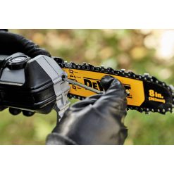 18V XR KÆDESAV M/FORLÆNGER 1X5AH 52 <h3 data-start="66" data-end="163">18V XR KÆDESAV M/FORLÆNGER 1X5AH</h3> <p data-start="66" data-end="163"><strong data-start="66" data-end="163">DEWALT DCMPS567P1-QW 18V XR kædesav med forlængerskaft – maksimal rækkevidde og klar til brug</strong></p> <p data-start="165" data-end="382">DEWALT DCMPS567P1-QW er en kraftfuld og fleksibel stangkædesav, der gør det nemt at beskære grene i højden – uden brug af stige. Den leveres komplet med et 5,0Ah batteri og lader, så du kan komme i gang med det samme.</p> <p data-start="384" data-end="678">Med et forlængerskaft på op til ca. 3 meter og en rækkevidde på op til omkring 4–4,5 meter (afhængigt af bruger), får du optimal adgang til højtliggende grene. Det vinklede savhoved giver bedre kontrol og præcision ved arbejde over hovedhøjde, hvilket gør arbejdet både lettere og mere sikkert.</p> <p data-start="680" data-end="882">Den effektive kulløse motor sikrer høj ydeevne, længere driftstid og øget levetid. Samtidig sørger den automatiske kædesmøring for jævn drift og reduceret vedligeholdelse, så du kan fokusere på opgaven.</p> <p data-start="884" data-end="1026">Det lette og robuste aluminiumskaft samt den velafbalancerede konstruktion gør maskinen behagelig at arbejde med – selv ved længere tids brug.</p> 18V XR KÆDESAV M/FORLÆNGER 1X5AH