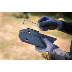 18V XR KÆDESAV M/FORLÆNGER 1X5AH 51 <h3 data-start="66" data-end="163">18V XR KÆDESAV M/FORLÆNGER 1X5AH</h3> <p data-start="66" data-end="163"><strong data-start="66" data-end="163">DEWALT DCMPS567P1-QW 18V XR kædesav med forlængerskaft – maksimal rækkevidde og klar til brug</strong></p> <p data-start="165" data-end="382">DEWALT DCMPS567P1-QW er en kraftfuld og fleksibel stangkædesav, der gør det nemt at beskære grene i højden – uden brug af stige. Den leveres komplet med et 5,0Ah batteri og lader, så du kan komme i gang med det samme.</p> <p data-start="384" data-end="678">Med et forlængerskaft på op til ca. 3 meter og en rækkevidde på op til omkring 4–4,5 meter (afhængigt af bruger), får du optimal adgang til højtliggende grene. Det vinklede savhoved giver bedre kontrol og præcision ved arbejde over hovedhøjde, hvilket gør arbejdet både lettere og mere sikkert.</p> <p data-start="680" data-end="882">Den effektive kulløse motor sikrer høj ydeevne, længere driftstid og øget levetid. Samtidig sørger den automatiske kædesmøring for jævn drift og reduceret vedligeholdelse, så du kan fokusere på opgaven.</p> <p data-start="884" data-end="1026">Det lette og robuste aluminiumskaft samt den velafbalancerede konstruktion gør maskinen behagelig at arbejde med – selv ved længere tids brug.</p> 18V XR KÆDESAV M/FORLÆNGER 1X5AH