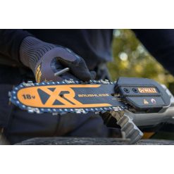 18V XR KÆDESAV M/FORLÆNGER 1X5AH 48 <h3 data-start="66" data-end="163">18V XR KÆDESAV M/FORLÆNGER 1X5AH</h3> <p data-start="66" data-end="163"><strong data-start="66" data-end="163">DEWALT DCMPS567P1-QW 18V XR kædesav med forlængerskaft – maksimal rækkevidde og klar til brug</strong></p> <p data-start="165" data-end="382">DEWALT DCMPS567P1-QW er en kraftfuld og fleksibel stangkædesav, der gør det nemt at beskære grene i højden – uden brug af stige. Den leveres komplet med et 5,0Ah batteri og lader, så du kan komme i gang med det samme.</p> <p data-start="384" data-end="678">Med et forlængerskaft på op til ca. 3 meter og en rækkevidde på op til omkring 4–4,5 meter (afhængigt af bruger), får du optimal adgang til højtliggende grene. Det vinklede savhoved giver bedre kontrol og præcision ved arbejde over hovedhøjde, hvilket gør arbejdet både lettere og mere sikkert.</p> <p data-start="680" data-end="882">Den effektive kulløse motor sikrer høj ydeevne, længere driftstid og øget levetid. Samtidig sørger den automatiske kædesmøring for jævn drift og reduceret vedligeholdelse, så du kan fokusere på opgaven.</p> <p data-start="884" data-end="1026">Det lette og robuste aluminiumskaft samt den velafbalancerede konstruktion gør maskinen behagelig at arbejde med – selv ved længere tids brug.</p> 18V XR KÆDESAV M/FORLÆNGER 1X5AH