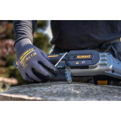 18V XR KÆDESAV M/FORLÆNGER 1X5AH 49 <h3 data-start="66" data-end="163">18V XR KÆDESAV M/FORLÆNGER 1X5AH</h3> <p data-start="66" data-end="163"><strong data-start="66" data-end="163">DEWALT DCMPS567P1-QW 18V XR kædesav med forlængerskaft – maksimal rækkevidde og klar til brug</strong></p> <p data-start="165" data-end="382">DEWALT DCMPS567P1-QW er en kraftfuld og fleksibel stangkædesav, der gør det nemt at beskære grene i højden – uden brug af stige. Den leveres komplet med et 5,0Ah batteri og lader, så du kan komme i gang med det samme.</p> <p data-start="384" data-end="678">Med et forlængerskaft på op til ca. 3 meter og en rækkevidde på op til omkring 4–4,5 meter (afhængigt af bruger), får du optimal adgang til højtliggende grene. Det vinklede savhoved giver bedre kontrol og præcision ved arbejde over hovedhøjde, hvilket gør arbejdet både lettere og mere sikkert.</p> <p data-start="680" data-end="882">Den effektive kulløse motor sikrer høj ydeevne, længere driftstid og øget levetid. Samtidig sørger den automatiske kædesmøring for jævn drift og reduceret vedligeholdelse, så du kan fokusere på opgaven.</p> <p data-start="884" data-end="1026">Det lette og robuste aluminiumskaft samt den velafbalancerede konstruktion gør maskinen behagelig at arbejde med – selv ved længere tids brug.</p> 18V XR KÆDESAV M/FORLÆNGER 1X5AH