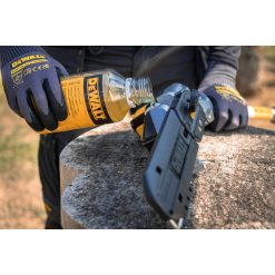 18V XR KÆDESAV M/FORLÆNGER 1X5AH 50 <h3 data-start="66" data-end="163">18V XR KÆDESAV M/FORLÆNGER 1X5AH</h3> <p data-start="66" data-end="163"><strong data-start="66" data-end="163">DEWALT DCMPS567P1-QW 18V XR kædesav med forlængerskaft – maksimal rækkevidde og klar til brug</strong></p> <p data-start="165" data-end="382">DEWALT DCMPS567P1-QW er en kraftfuld og fleksibel stangkædesav, der gør det nemt at beskære grene i højden – uden brug af stige. Den leveres komplet med et 5,0Ah batteri og lader, så du kan komme i gang med det samme.</p> <p data-start="384" data-end="678">Med et forlængerskaft på op til ca. 3 meter og en rækkevidde på op til omkring 4–4,5 meter (afhængigt af bruger), får du optimal adgang til højtliggende grene. Det vinklede savhoved giver bedre kontrol og præcision ved arbejde over hovedhøjde, hvilket gør arbejdet både lettere og mere sikkert.</p> <p data-start="680" data-end="882">Den effektive kulløse motor sikrer høj ydeevne, længere driftstid og øget levetid. Samtidig sørger den automatiske kædesmøring for jævn drift og reduceret vedligeholdelse, så du kan fokusere på opgaven.</p> <p data-start="884" data-end="1026">Det lette og robuste aluminiumskaft samt den velafbalancerede konstruktion gør maskinen behagelig at arbejde med – selv ved længere tids brug.</p> 18V XR KÆDESAV M/FORLÆNGER 1X5AH