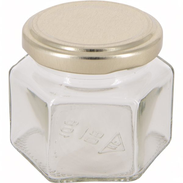 6-kant glas 40 stk. 125g m/gyldne låg 2 <h2>6-kant glas 40 stk. 125g m/gyldne låg</h2> Flotte 6 kantede glas pakket i handy emballage. Låg er pakket separat. 1 karton, 40 stk. m. metallåg 6-kant glas 40 stk. 125g m/gyldne låg